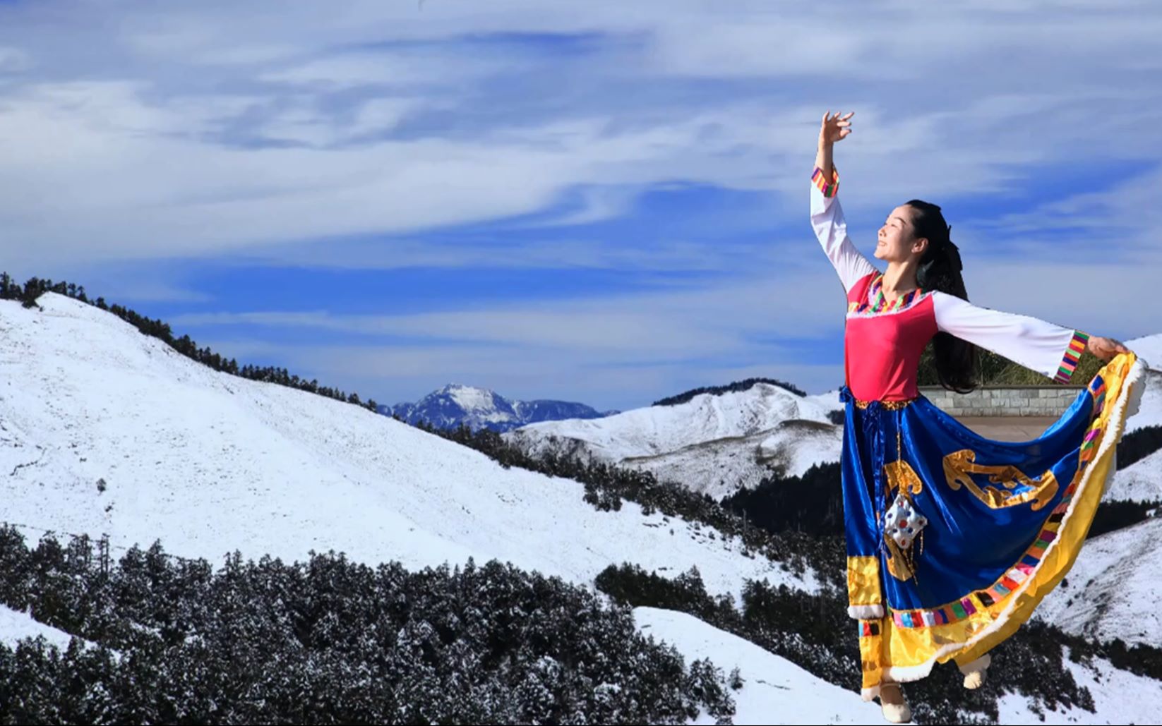 [图]蜻蜓广场舞《雪山姑娘》漂亮的藏族舞，歌曲悦耳，舞姿动人