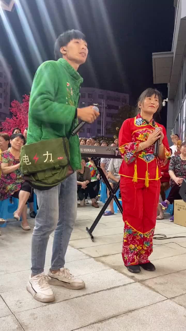 百变小飞的老婆图片