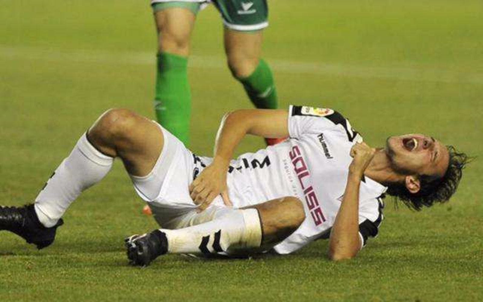 足球场上被踢中要害是种什么感受?