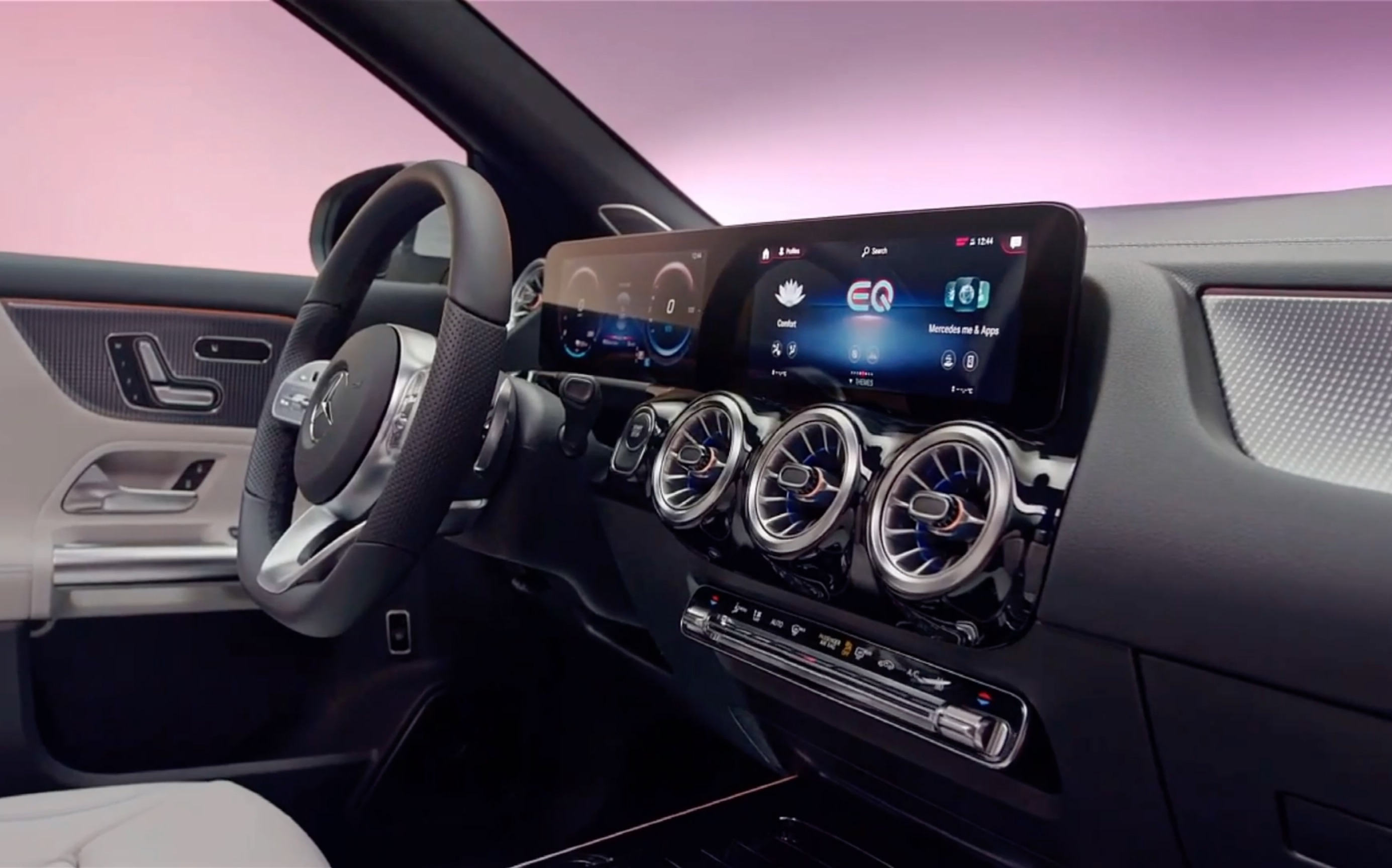 2021奔驰eqa纯电动,适合小姐姐小可爱开的车车,黑白内饰 粉色氛围灯真