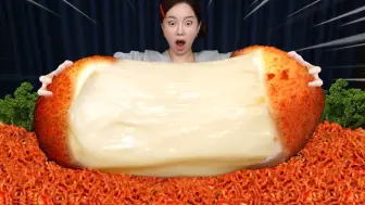 Download Video: 惊人的巨型奶酪球🧀挑战食谱辣Buldak拉面