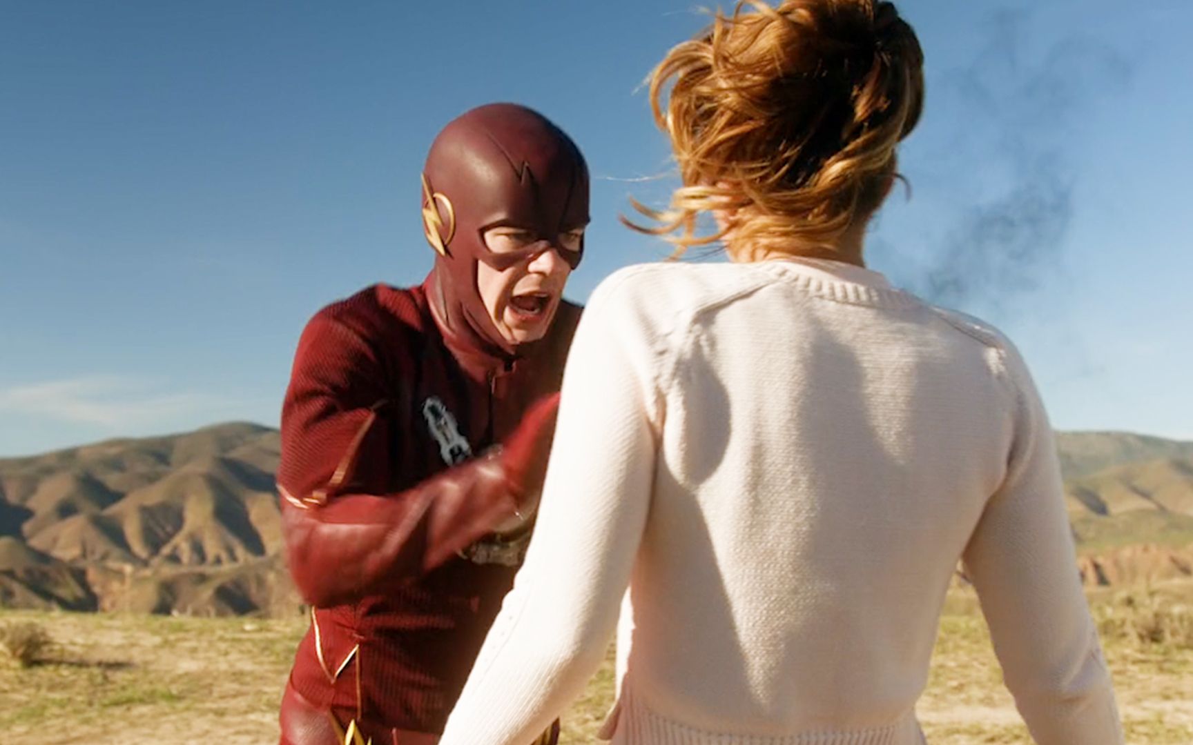 拥有超光速的闪电侠,穿越到了另一个世界,差点把超女衣服烧了!