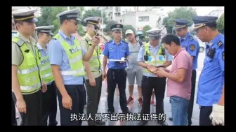 Tải video: 骑手骑摩托车被查扣，当场给执法人员“普法”，这操作交警都懵了！律师：车主有权行使监督权 这是他的权利！