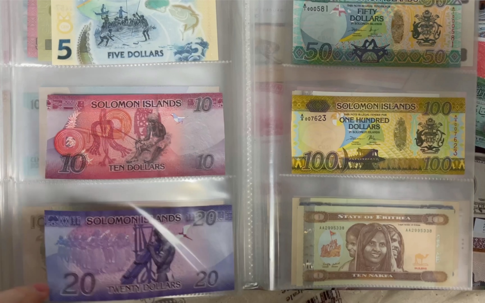 给大家看一下我收藏的所罗门群岛元的全套钞票我有新版的和旧版的新版
