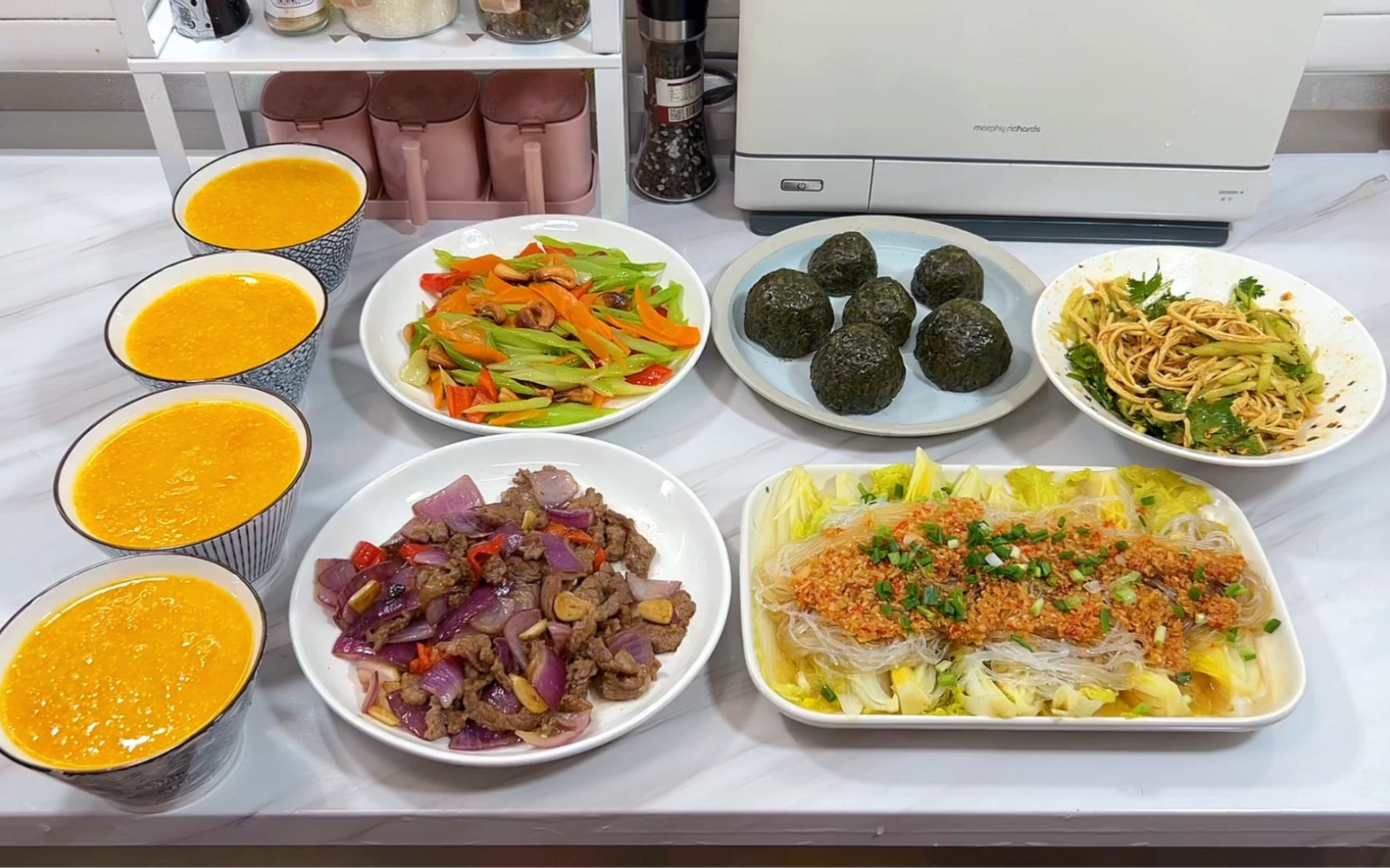 郑州一家4口的家常晚餐"馍菜汤"真的是百吃不厌,只不过今天的窝窝头