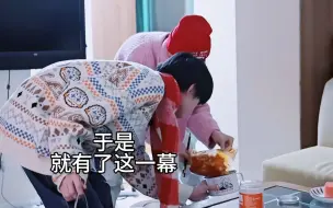 Video herunterladen: 【黄朔】朔哥的一勺 真的只是亿勺哈哈哈哈