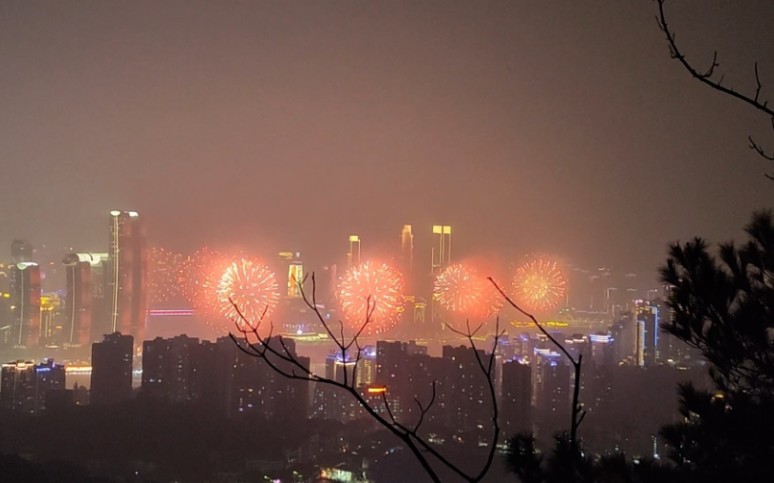 [图]【一镜到底】从南山虚灵峰看重庆除夕烟火秀