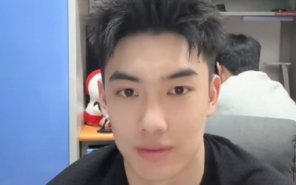 住19楼的山东男大学生帅哥