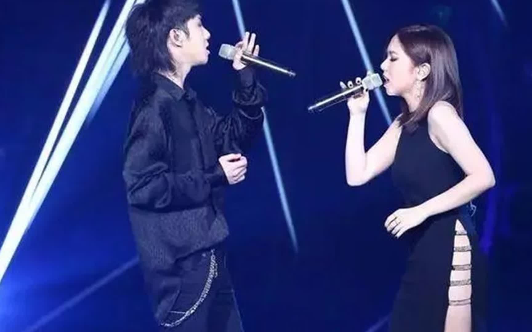 邓紫棋裙子开叉到"腰",有谁注意到华晨宇的眼神?直接暴露人品