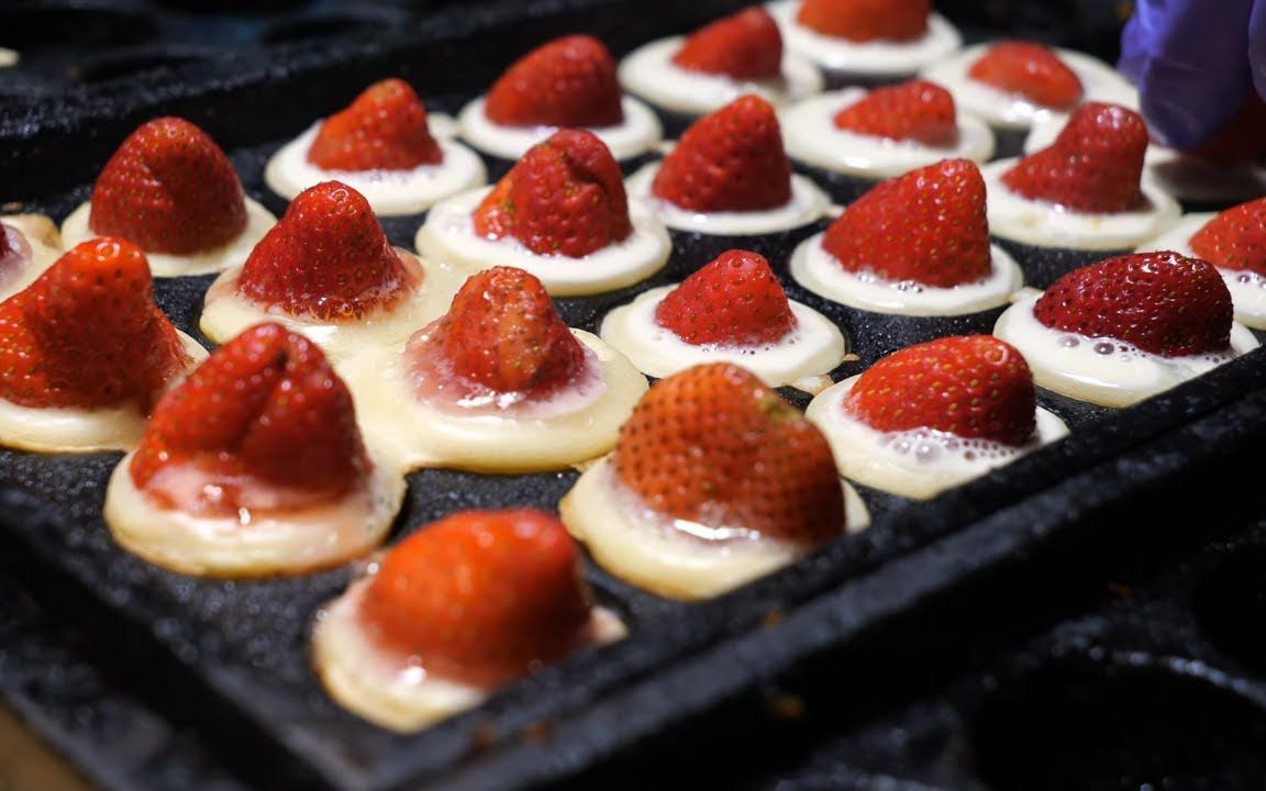 你见过烤草莓吗?台湾夜市爆款小吃:草莓烧,香甜可口,超美味