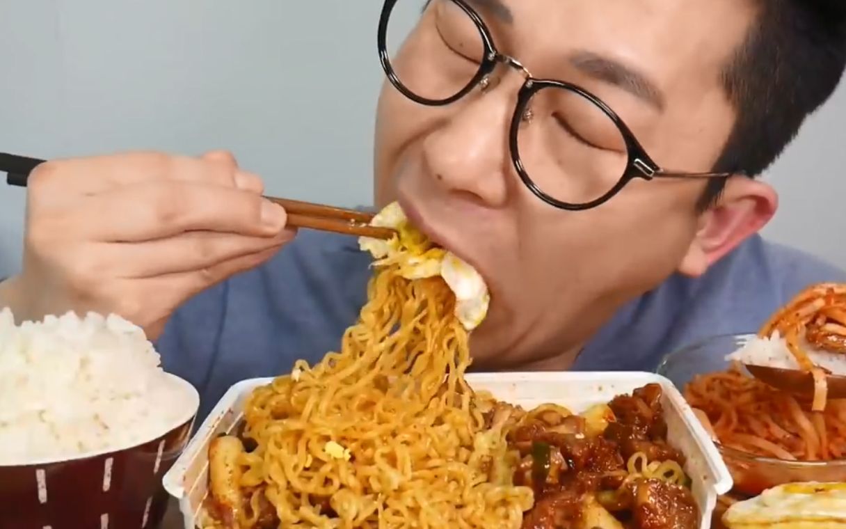 【巨口吃播】韩国眼镜巨口小哥又来消灭碳水化合物啦面条米饭还有云丝