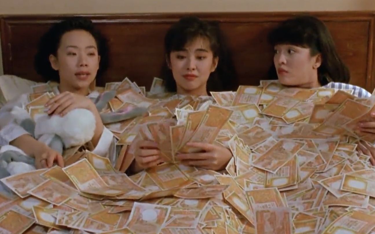 三个少女捡到巨款,以为是天上掉馅饼大肆挥霍,得知钱的来源后悲剧了