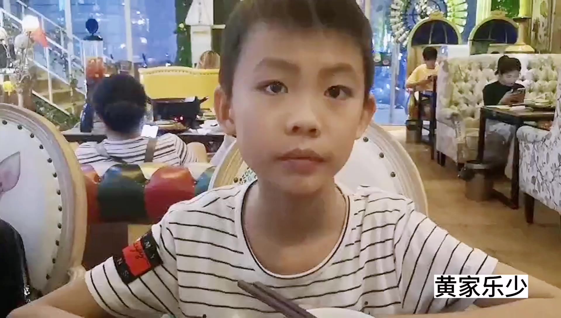 爸爸妈妈二人世界,小朋友死皮赖脸跟着去,吃最多还是他