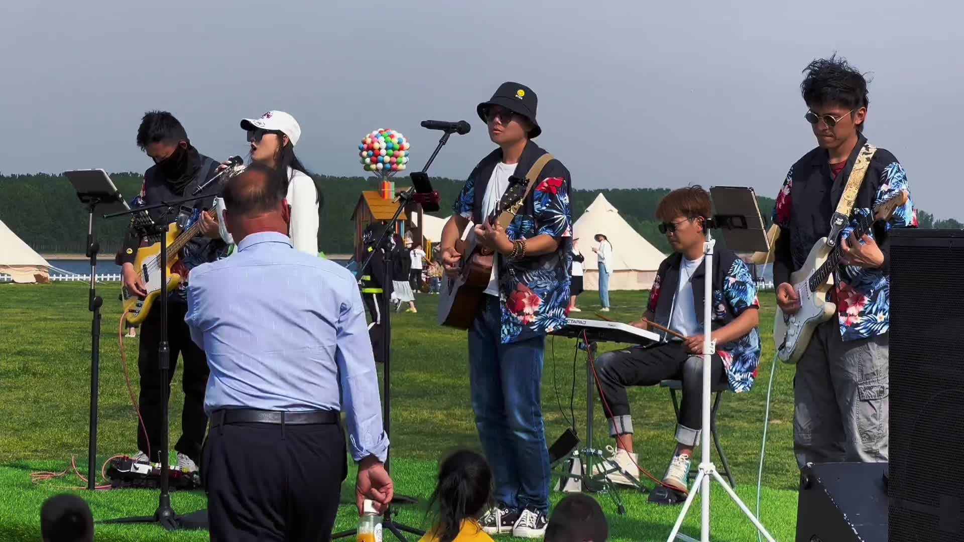 需要个过于翻译户外露营乐队现场感受大自然的气息和美景不要怕阿