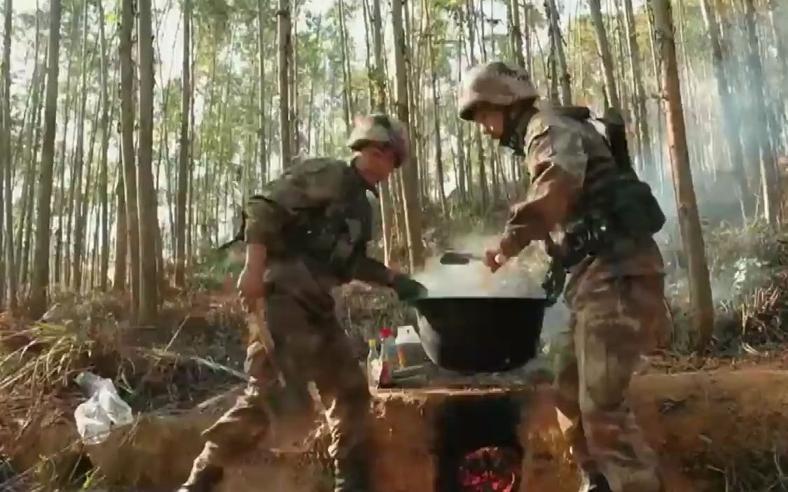 [图]炊事班在野外快速做饭，野战伙食保障工作难度比大多数国家要高