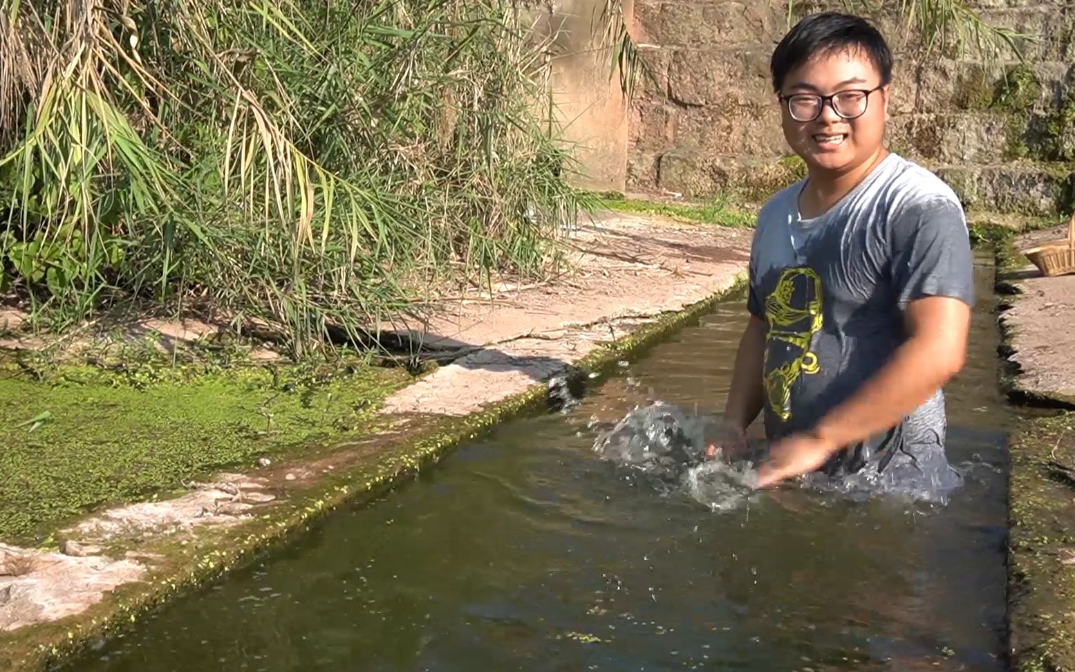 和弟弟去摸田螺,两人差点在河边洗澡,为了交差逮了点小龙虾回家