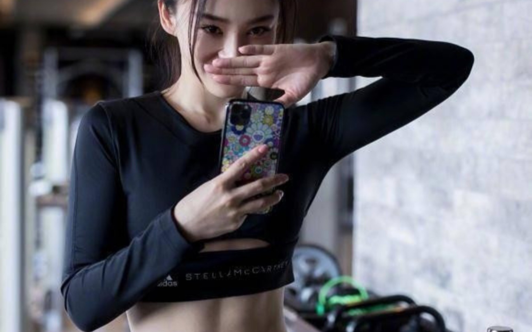 35岁袁姗姗晒一个动感,腰部周围皮肤略显松弛,"脐钉孔"格外惹眼_哔哩