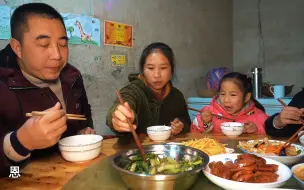 下载视频: 包立春想吃香肠，桃子姐蒸一盘香肠，麻辣咸香，美滋滋