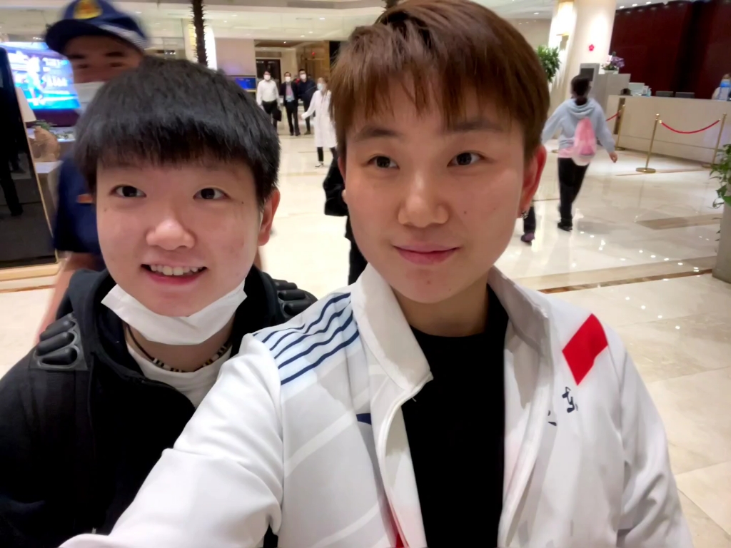 全运会张迟送孙颖莎离开的合照动图小视频,来看看莎莎甜甜的笑吧