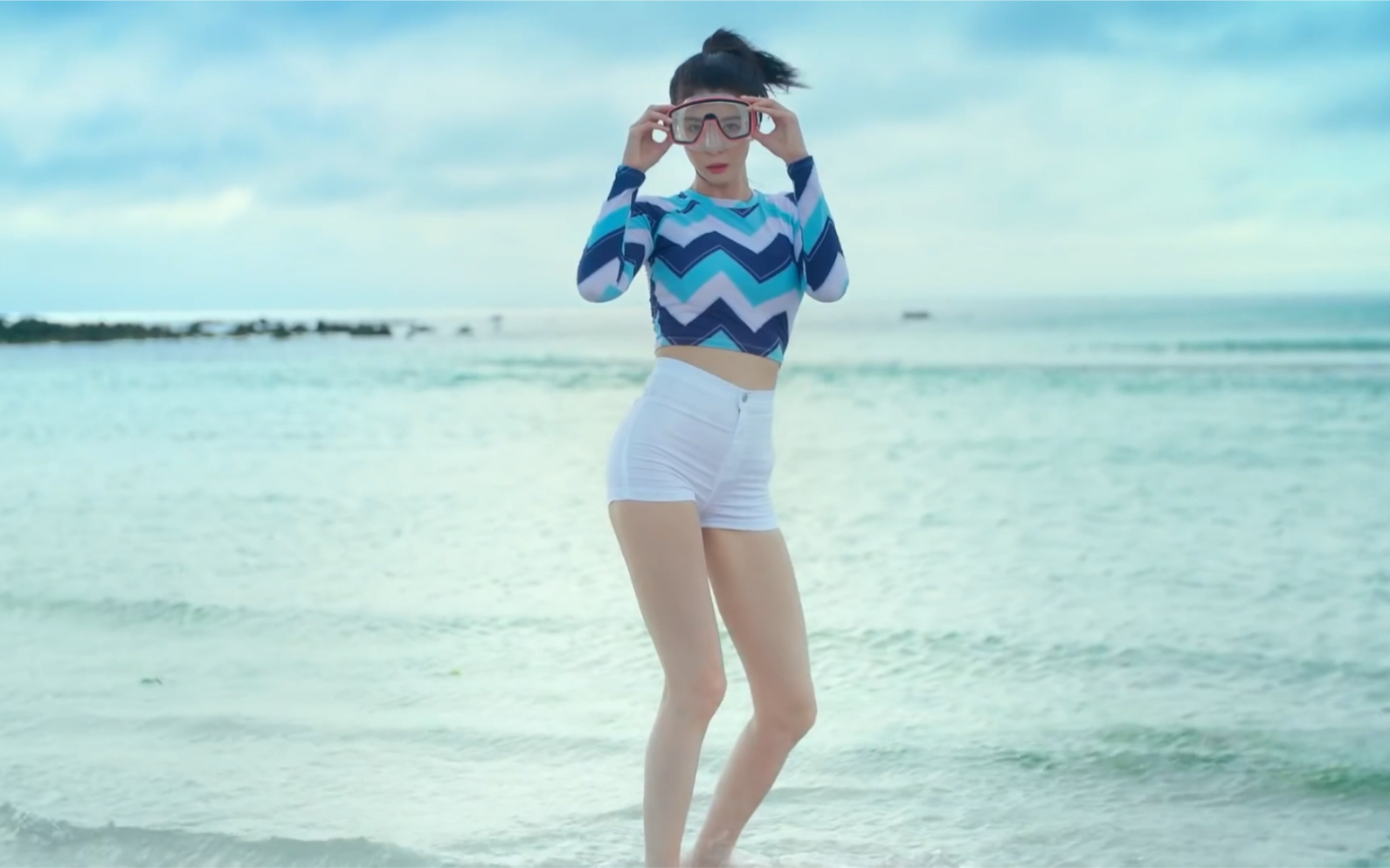 【韩国女团】hellovenus 原版mv 权娜拉性感浅色牛仔短裤