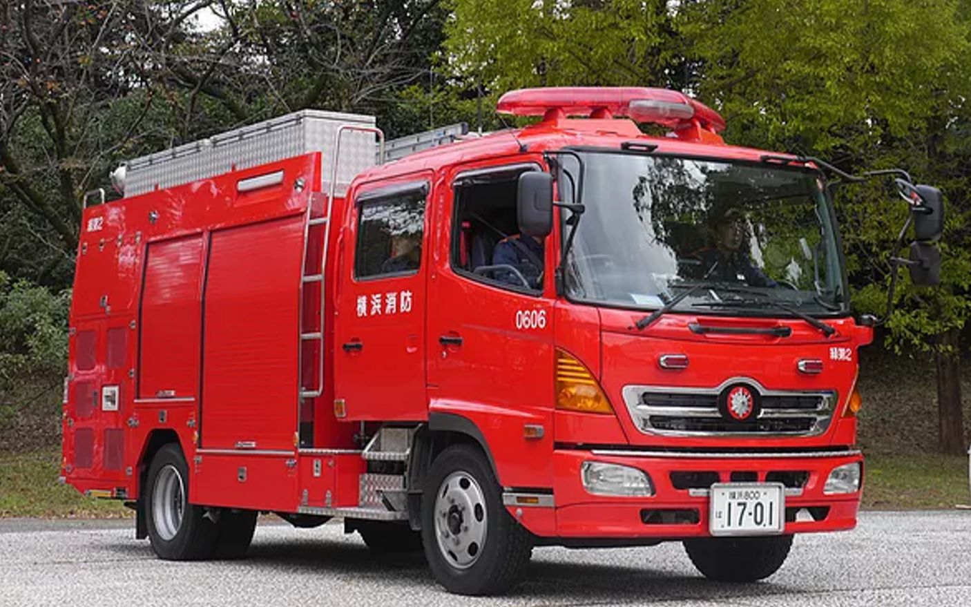 [正经更新-消防][转载]日本横滨市消防局两辆消防车夜间出警