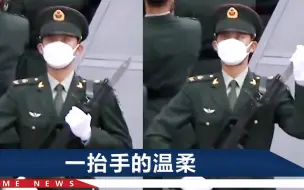 Download Video: 志愿军烈士遗骸安葬仪式上，一位礼兵手握刀尖保护记者，他是谁？