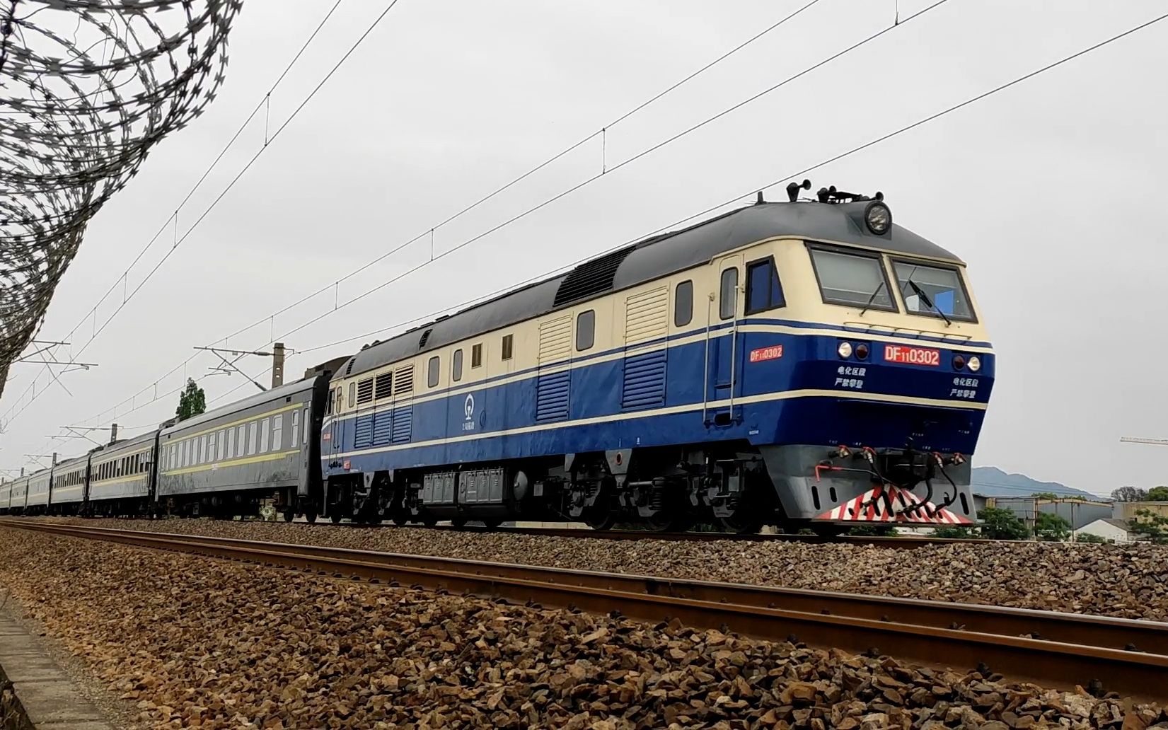 上局杭段df11 0302牵引t326次列车通过绍兴萧甬线44km桥65