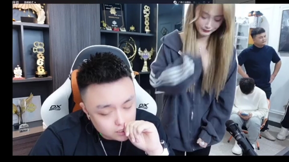 cf广君直播给粉丝道歉!资本家团队吃吃顾朵等人鞠躬道歉!