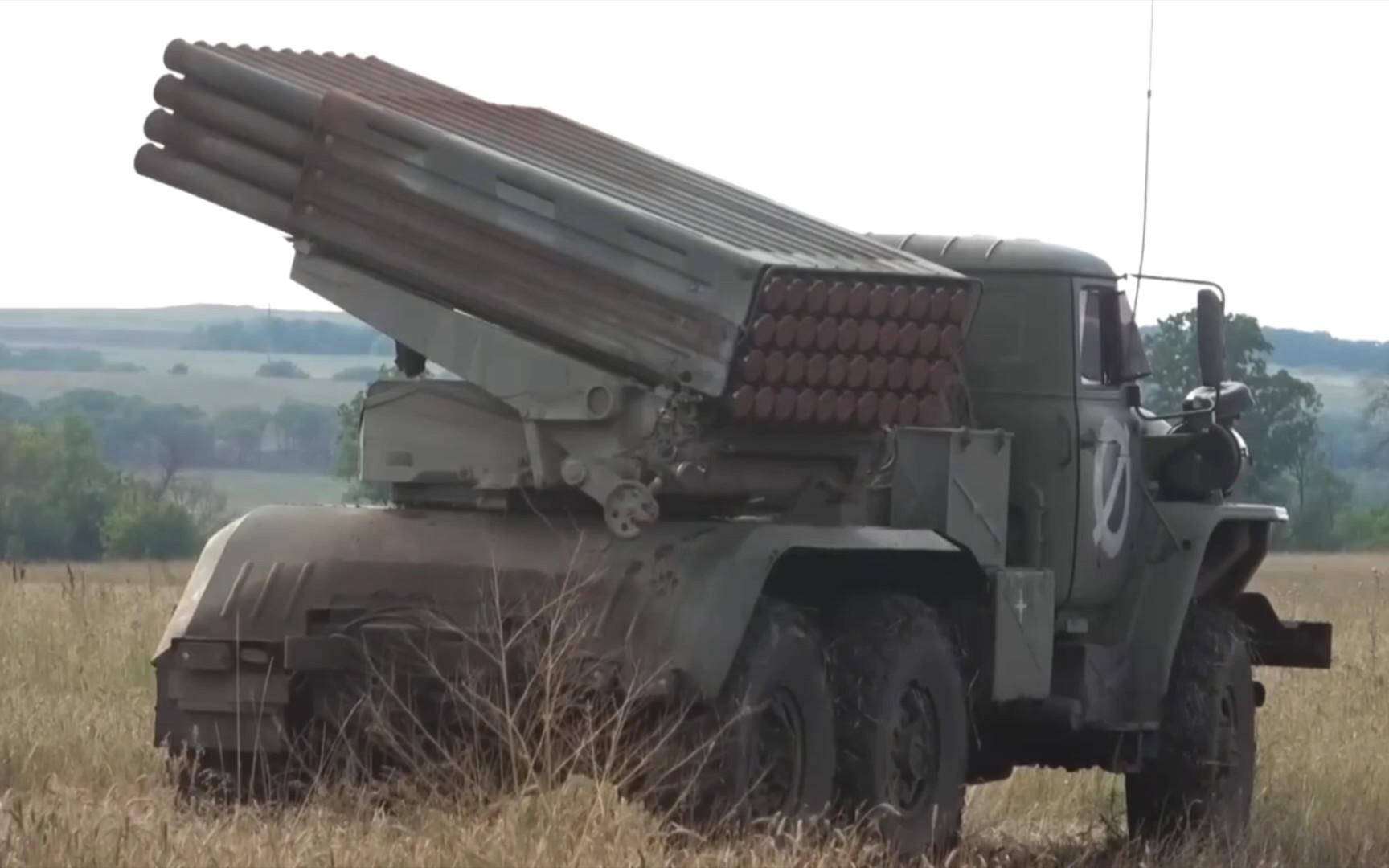 无人机发现m777和d20炮兵阵地,bm21 飓风 火箭炮 齐射洗地 摧毁了