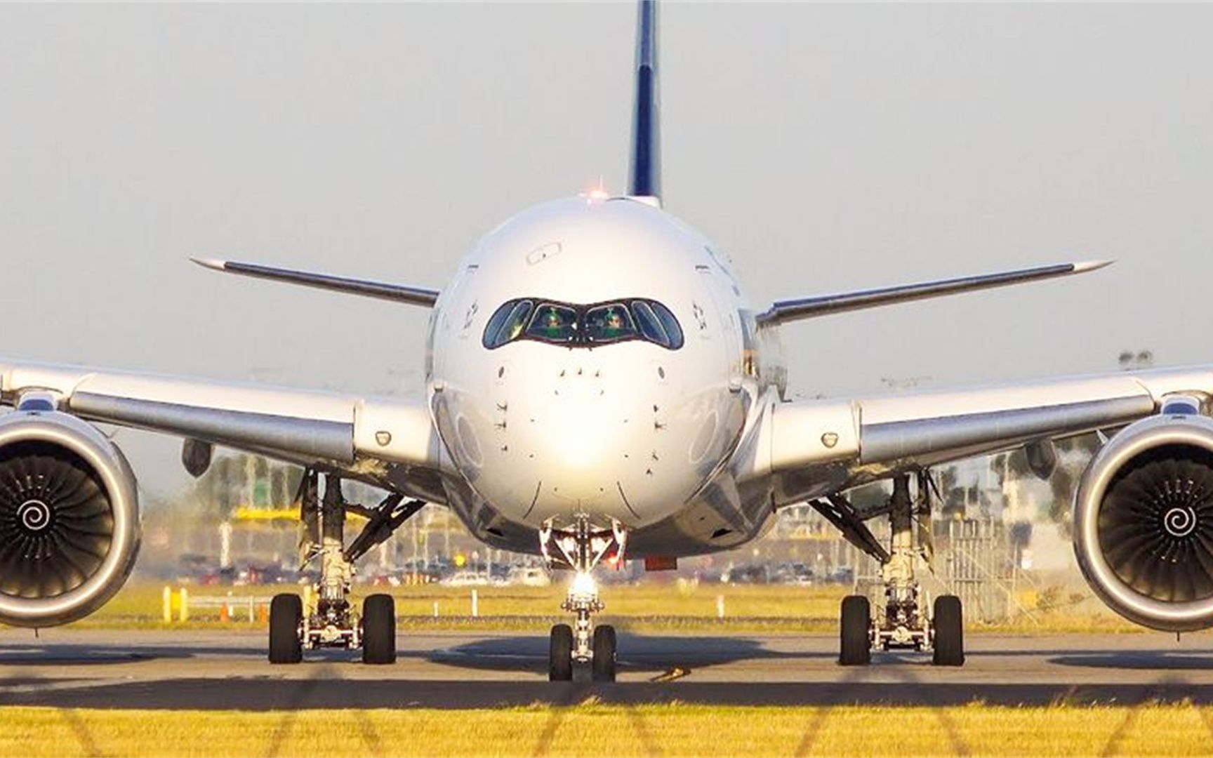 近距离拍摄飞机起飞的过程 看着很爽的样子