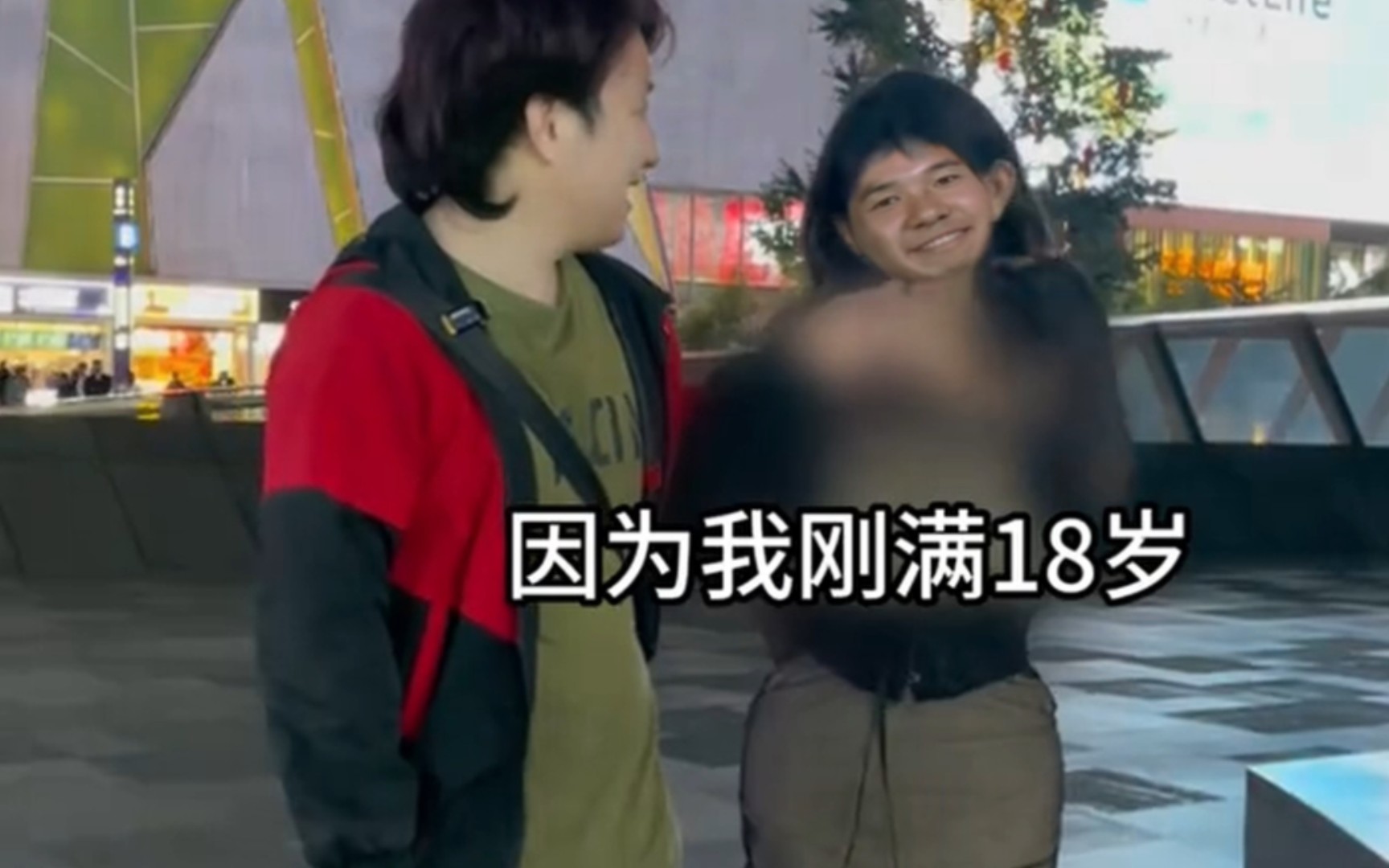 [图]刚满18岁的先辈，接受路人采访。