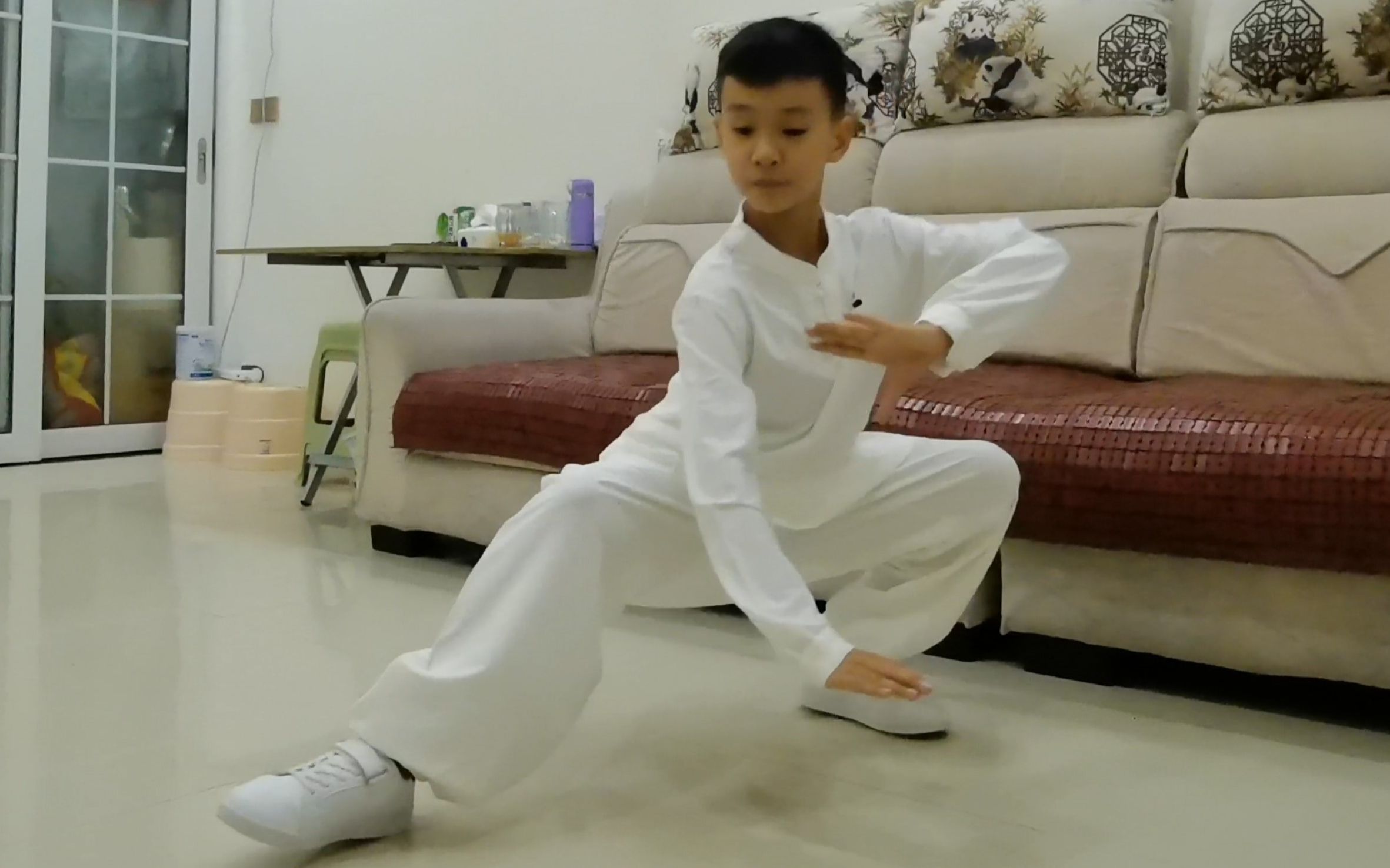 开箱解说小孩试穿太极服生病了还坚持给大家表演太极拳