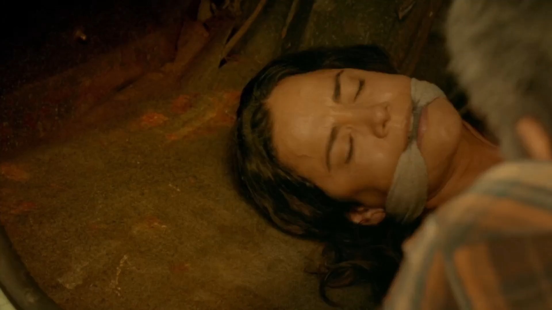 电视剧美女演员被老头绑架勒嘴