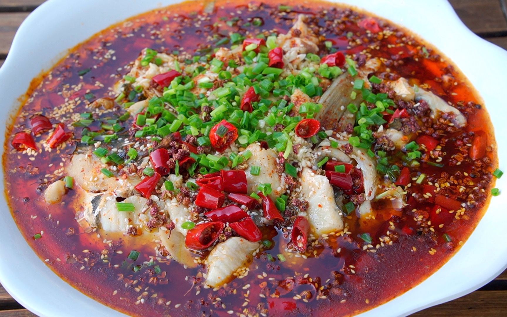 秋妹今天弄个拿手菜,经典麻辣水煮鱼,葱蒜一撒热油一泼,开吃!