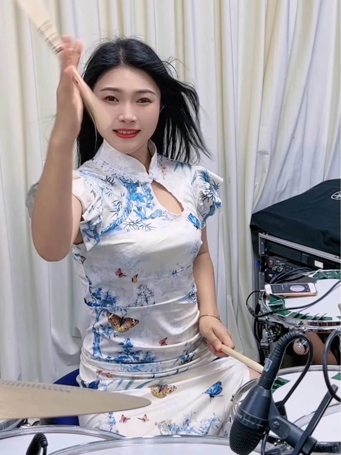 我是湖南妹子,来深圳学架子鼓两个月了,老师让我自己即兴打一首在他乡