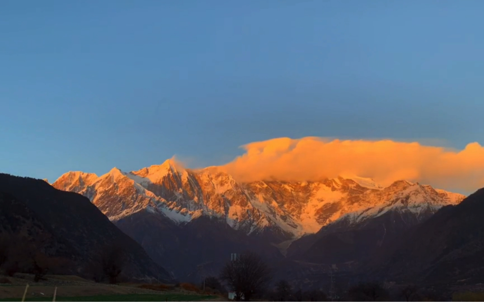 西藏,南迦巴瓦神山日照金山.