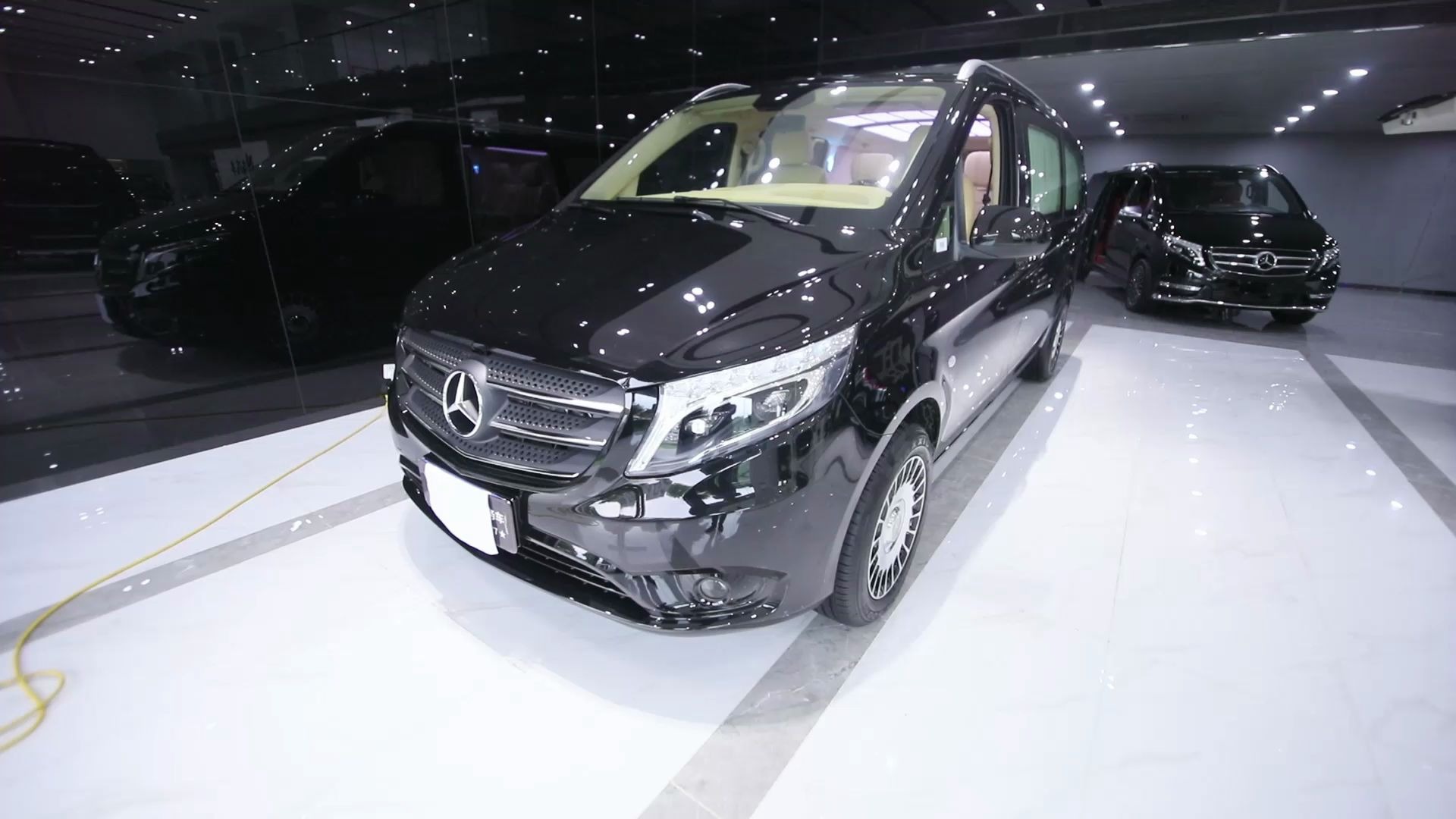 2020款奔驰威霆七座商务车 迈巴赫私人定制改装版