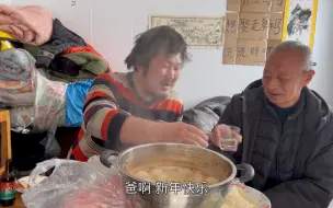 和老爸过年吃火锅，比起一个人的大年三十，在父母身边才是真的过年