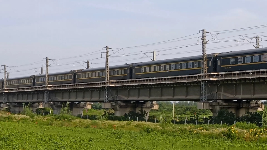 武汉铁路局的和谐电1d红枣牵引25t型客车荆州站站快速通过