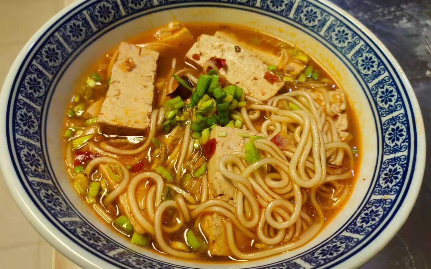 山西老祁做大同美食豆腐粉,做法简单香辣好吃,儿子把汤都喝精光