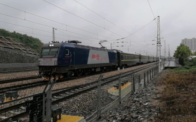 [雨中拍车][轮轨声]z77次列车(原t87次)通过溆浦站,本务:广铁长段hxd