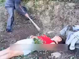傻子把死了三天三夜的女孩挖了出来