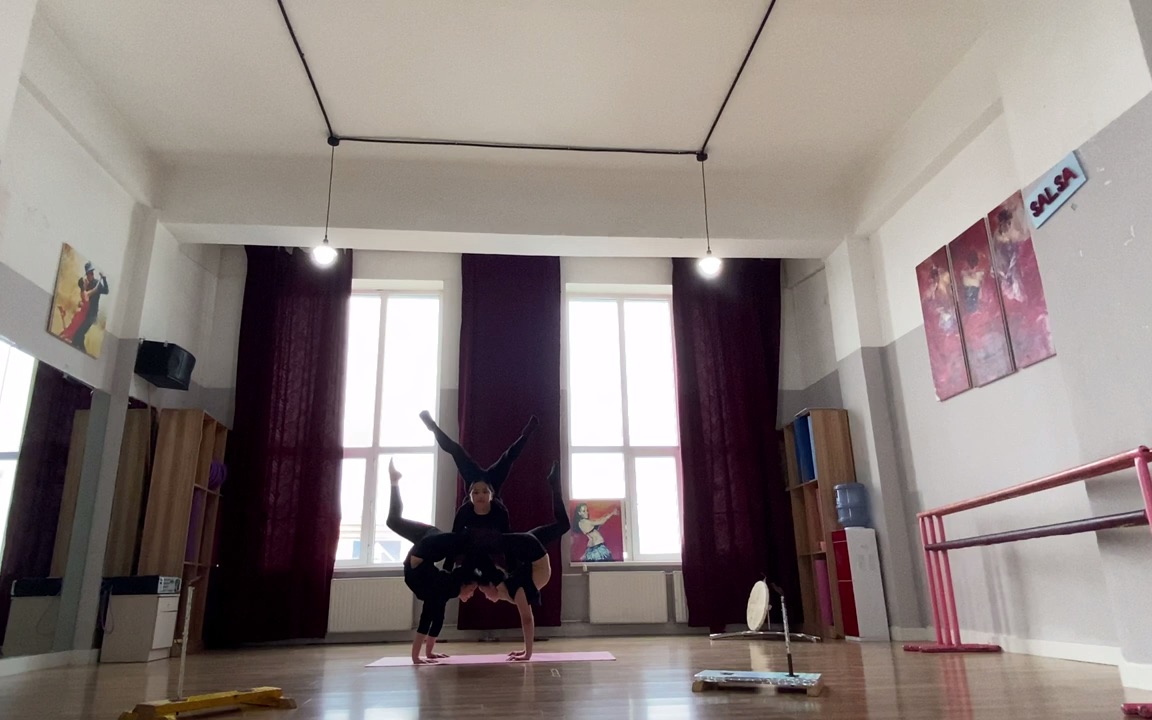 蒙古马戏团柔术女孩软功训练