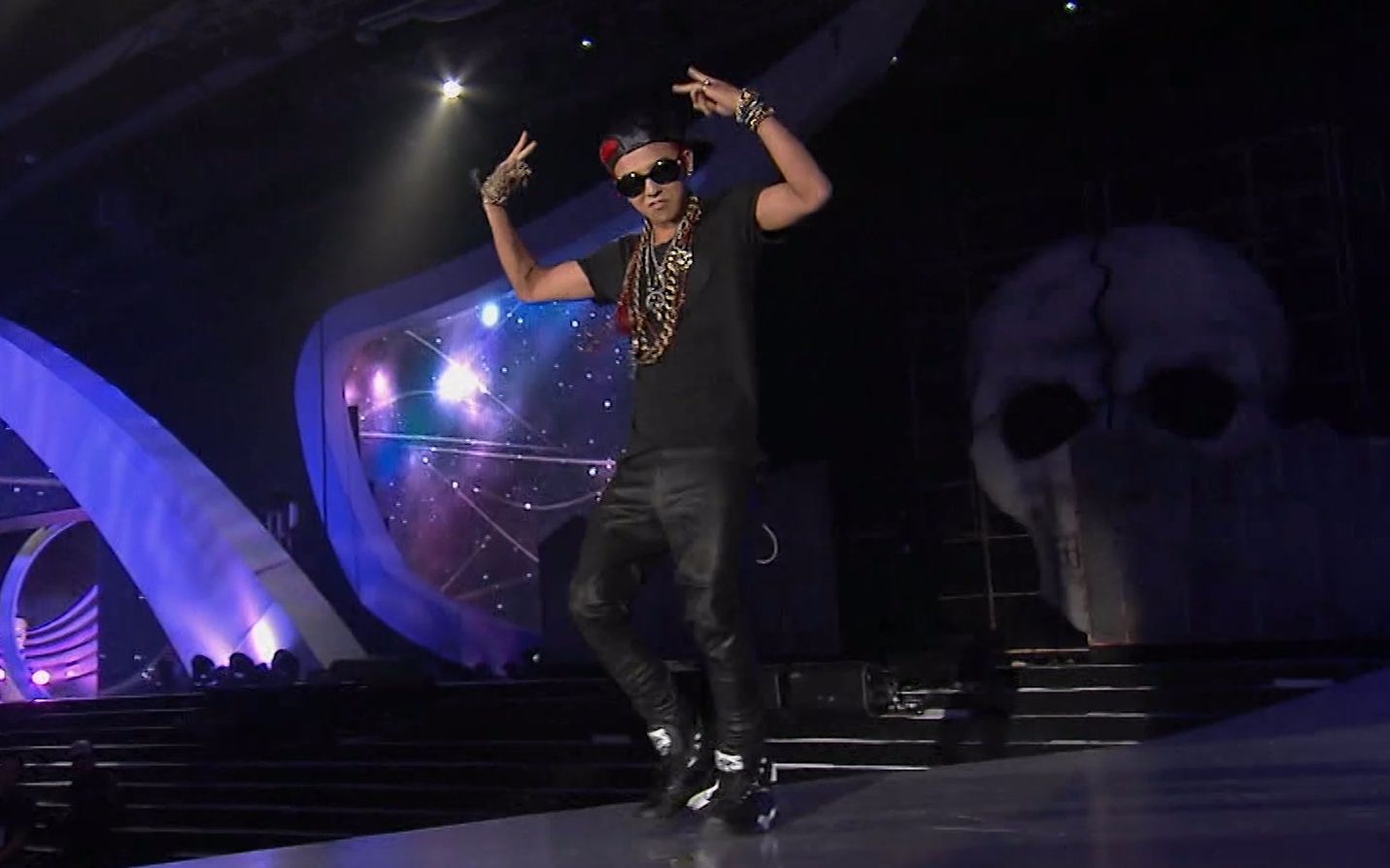 恐怕只有权志龙这样走路会让人觉得很帅很swag吧!_哔哩哔哩_bilibili