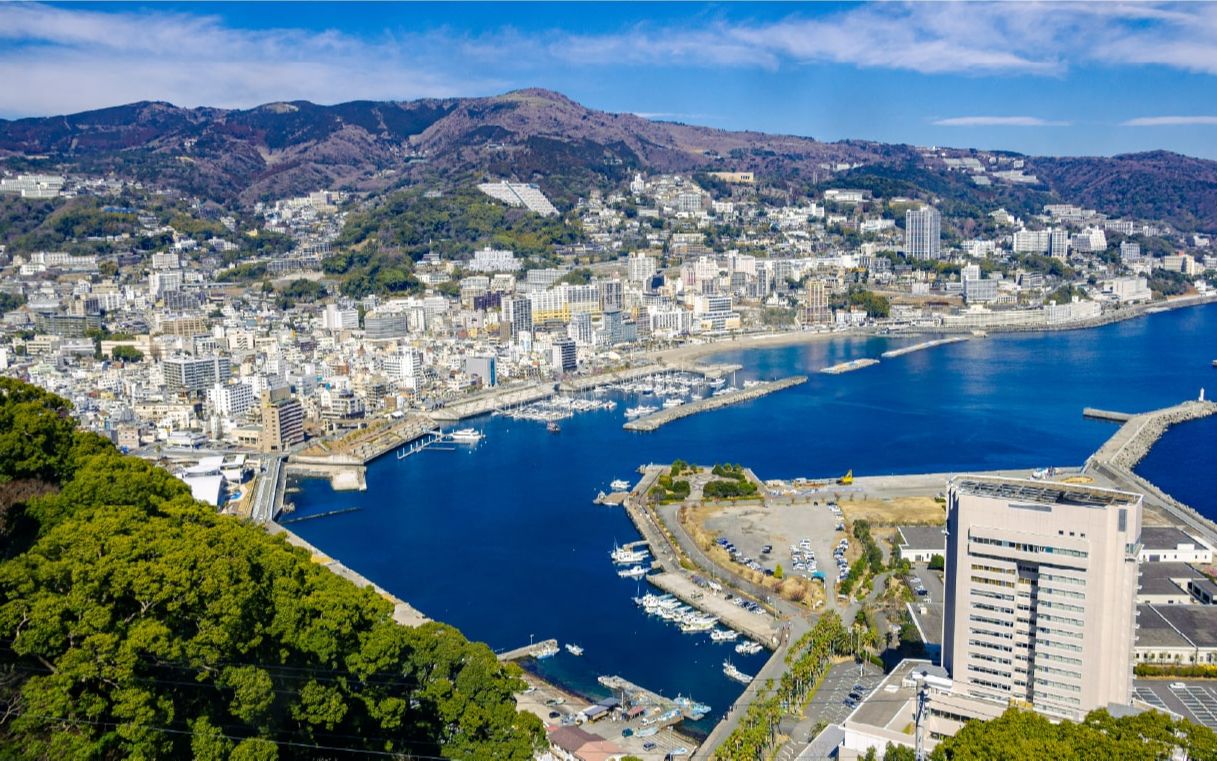 在八幡山观景台看热海城市