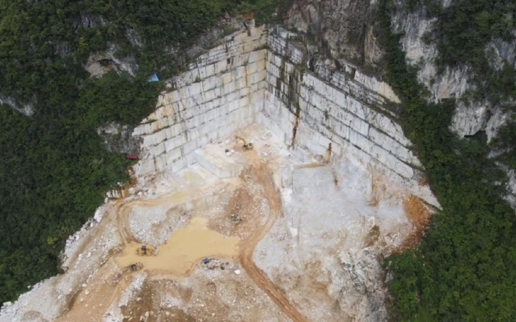 老板投资2亿开采石头,切出巨大石块像豆腐一样整齐,怎么做到的