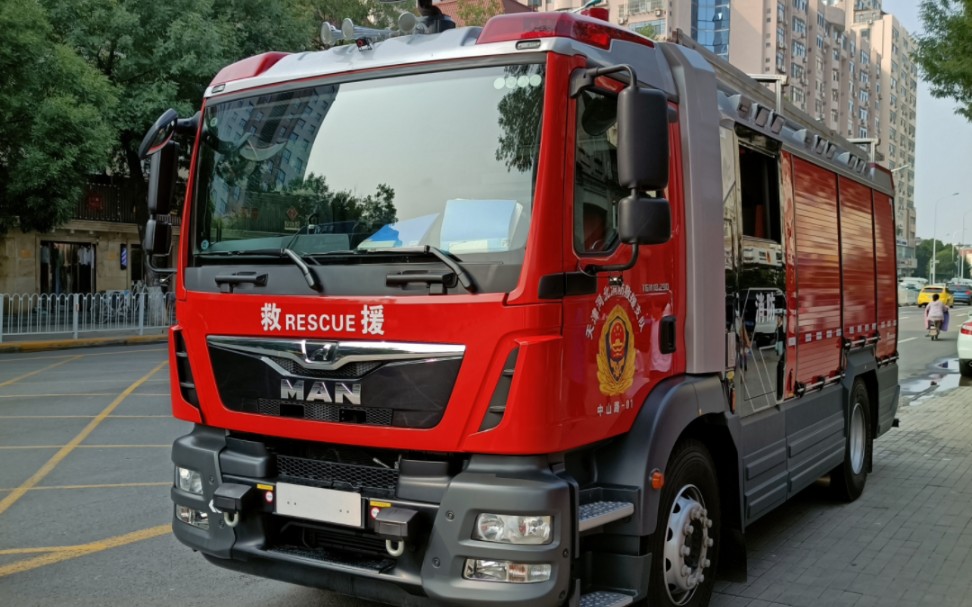 物华道消防站头车卢森宝亚at3压缩空气泡沫水罐车驶入演习现场_哔哩