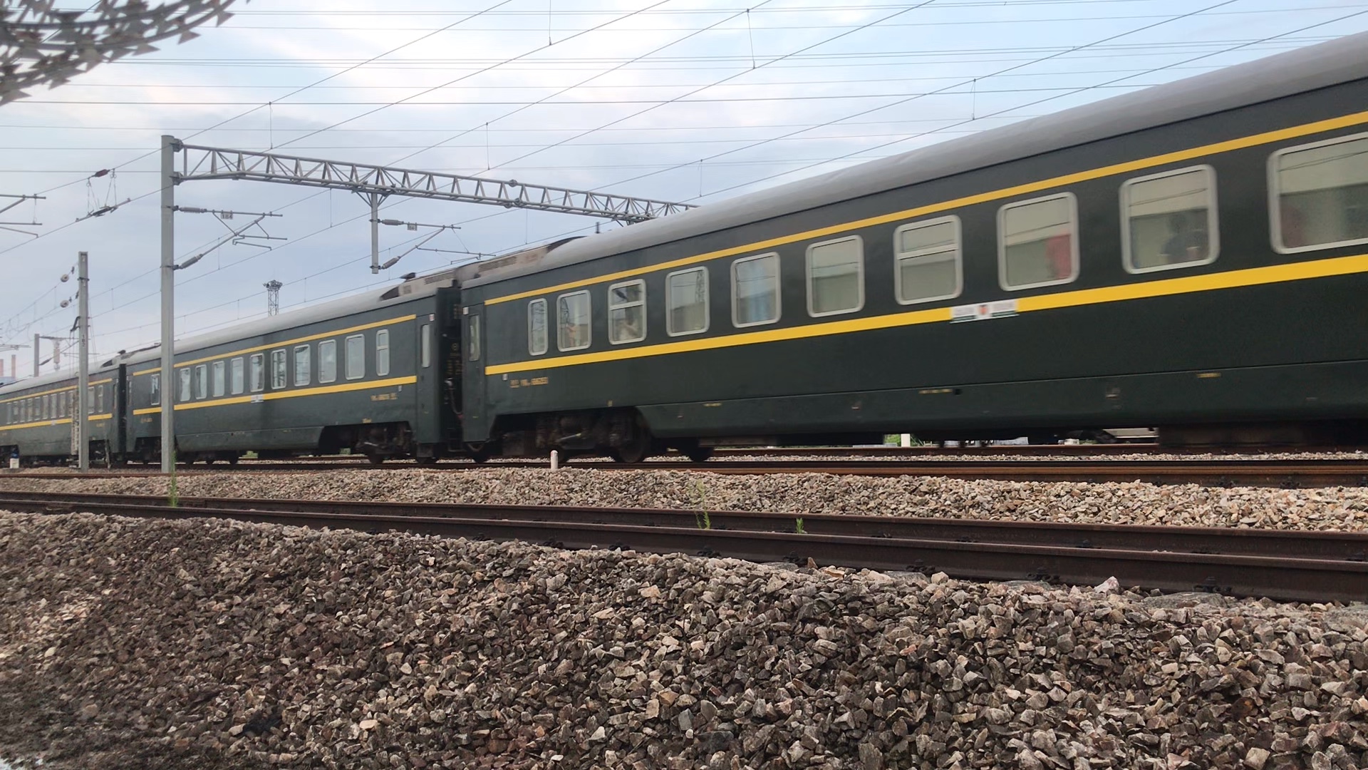 hxd1d-0668牵引25t湖北恩施火车站进站