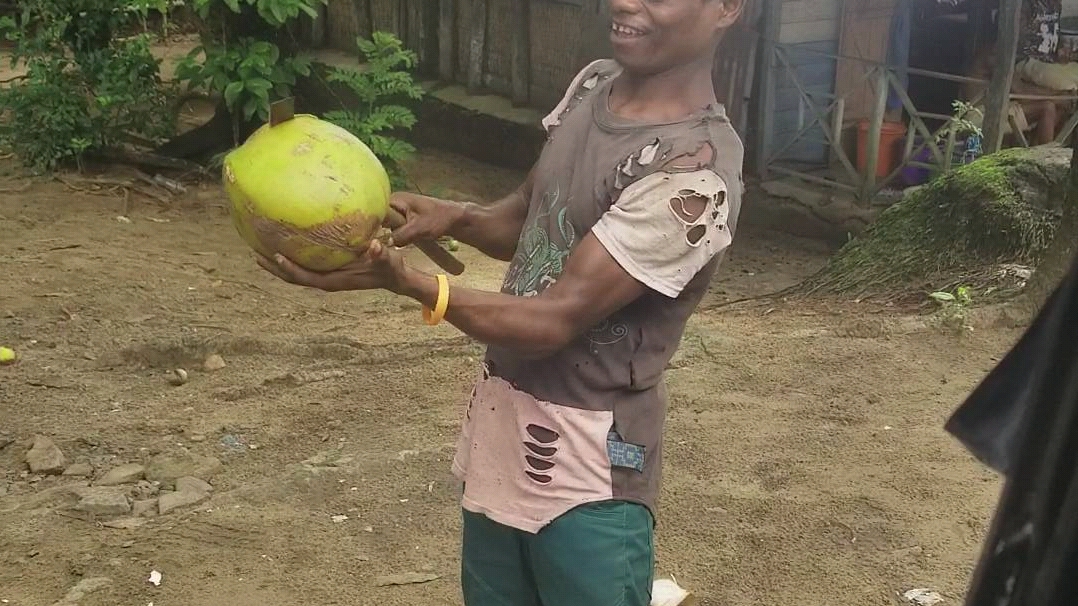 马达加斯加黑人小哥徒手削椰子(速度超级快)