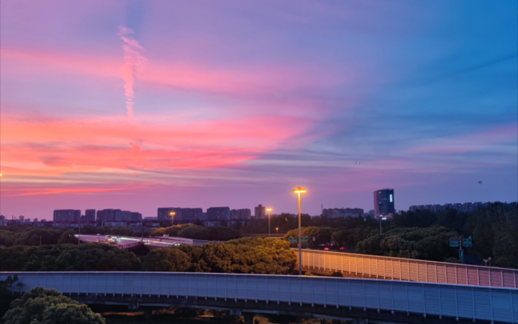 [图]昨晚夕阳余晖，手机直出无特效与滤镜。美轮美奂的色彩仿佛置身宫崎骏老师的作品之中。